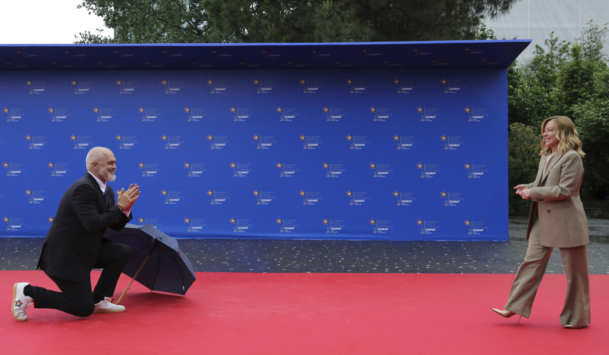Σόου Ράμα στα Τίρανα: Γονατιστός υποδέχθηκε την Μελόνι – Ο Ερντογάν γέλασε με τα παπούτσια του (Βίντεο, Εικόνες)