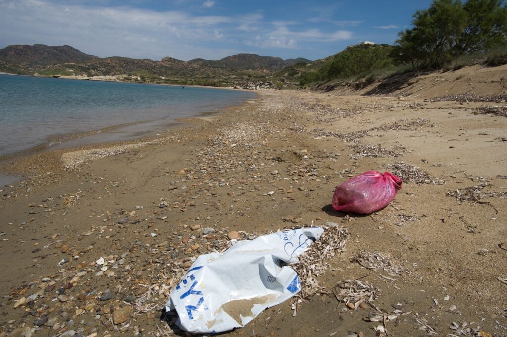 Η χαμένη μάχη των ελληνικών νησιών με την πλαστική ρύπανση