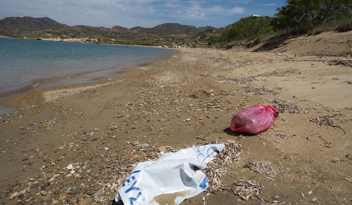 Η χαμένη μάχη των ελληνικών νησιών με την πλαστική ρύπανση