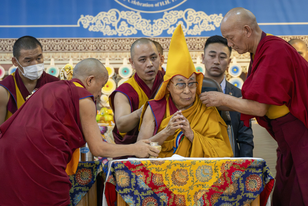 Ο 90χρονος Δαλάι Λάμα ετοιμάζει τη διαδοχή του - Γιατί ανησυχεί η Κίνα