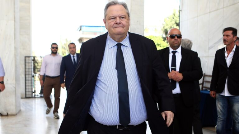 &Beta;&epsilon;&nu;&iota;&zeta;έ&lambda;&omicron;&sigmaf; &sigma;&tau;&eta; &delta;ί&kappa;&eta; Novartis: &Pi;&lambda;ή&gamma;&mu;&alpha; &sigma;&tau;&eta; &Delta;&eta;&mu;&omicron;&kappa;&rho;&alpha;&tau;ί&alpha; &kappa;&alpha;&iota; &tau;&omicron; &kappa;&rho;ά&tau;&omicron;&sigmaf; &Delta;&iota;&kappa;&alpha;ί&omicron;&upsilon; &eta; &sigma;&kappa;&epsilon;&upsilon;&omega;&rho;ί&alpha;