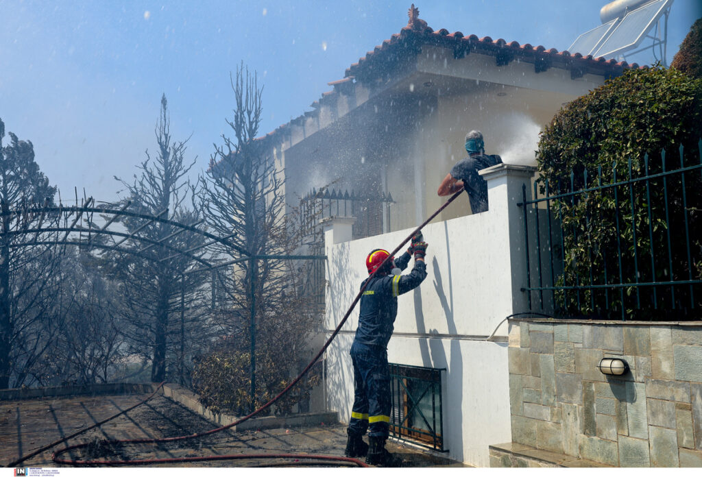 Φωτιά στην Παλαιά Φώκαια: Οι κλειστοί δρόμοι