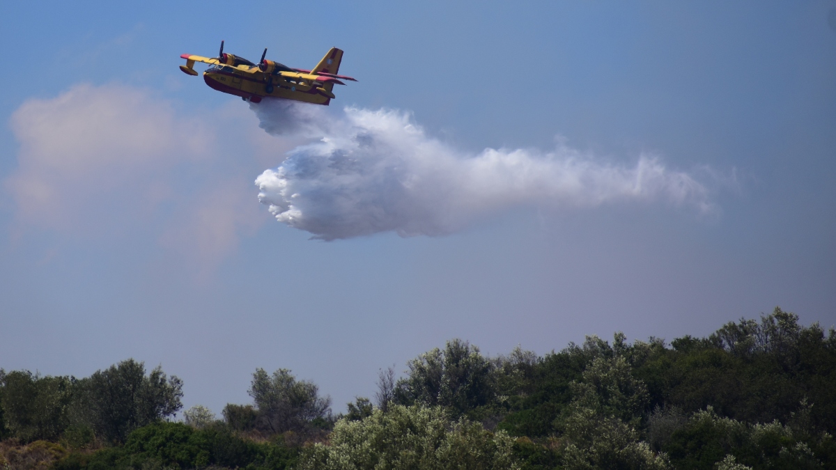 Μεγάλη φωτιά τώρα στην Υλίκη - Σηκώθηκαν δύο αεροσκάφη