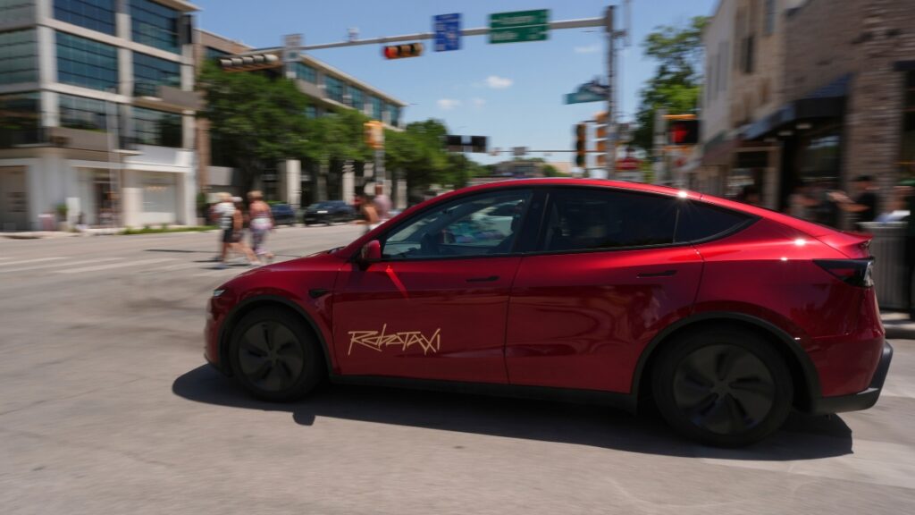 Ντεμπούτο «ναυάγιο» για τα ρομπότ-ταξί της Tesla – Αυτόνομη οδήγηση στο… αντίθετο ρεύμα