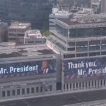«Thank you, Mr. President»: Το «ευχαριστώ» του Ισραήλ στον Τραμπ σε πινακίδες στους δρόμους