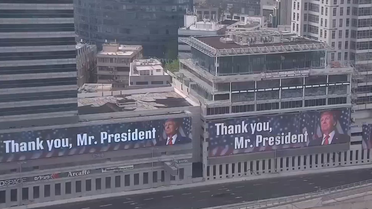 «Thank you, Mr. President»: Το «ευχαριστώ» του Ισραήλ στον Τραμπ σε πινακίδες στους δρόμους