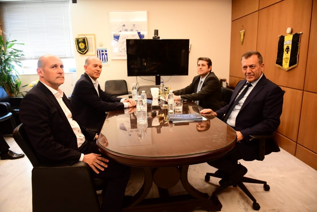 LIVE: Εξελίσσεται σε μαραθώνιο η συνάντηση Βρούτση με Αγγελόπουλους – Όλα ανοιχτά
