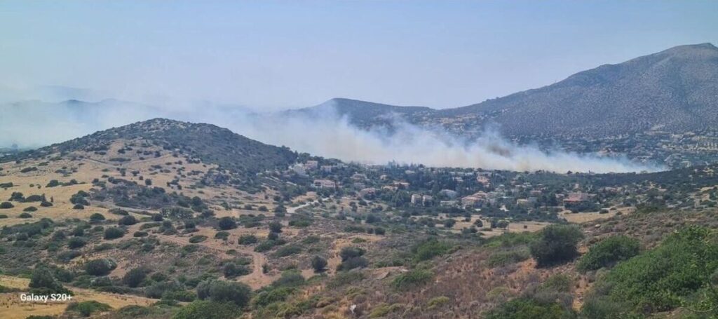 Φωτιά στην Ανάβυσσο: Διακοπή κυκλοφορίας στη Λαυρίου