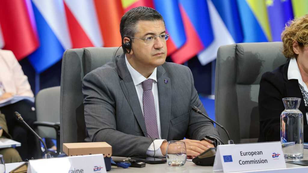 Απόστολος Τζιτζικώστας