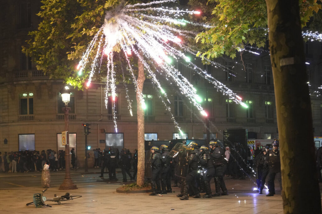 Η PSG έκανε… κόλαση και το Παρίσι – Δύο νεκροί, δεκάδες τραυματίες και επιθέσεις σε πολυτελή καταστήματα (βίντεο, εικόνες)