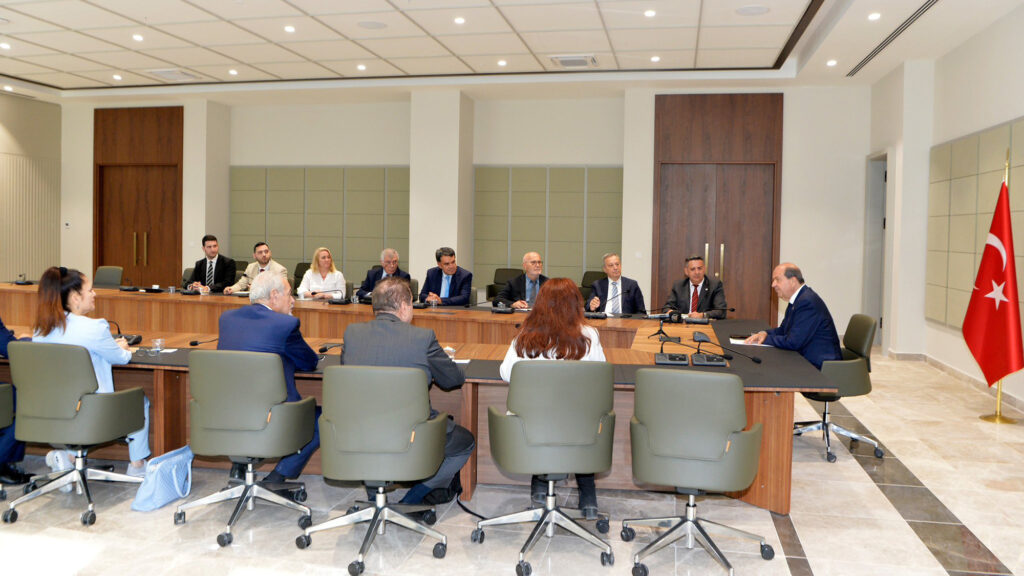 «Πυρά» κυβέρνησης και ΝΔ κατά της Χαριλάου Τρικούπη για το στέλεχος του ΠΑΣΟΚ που πήγε στα Κατεχόμενα