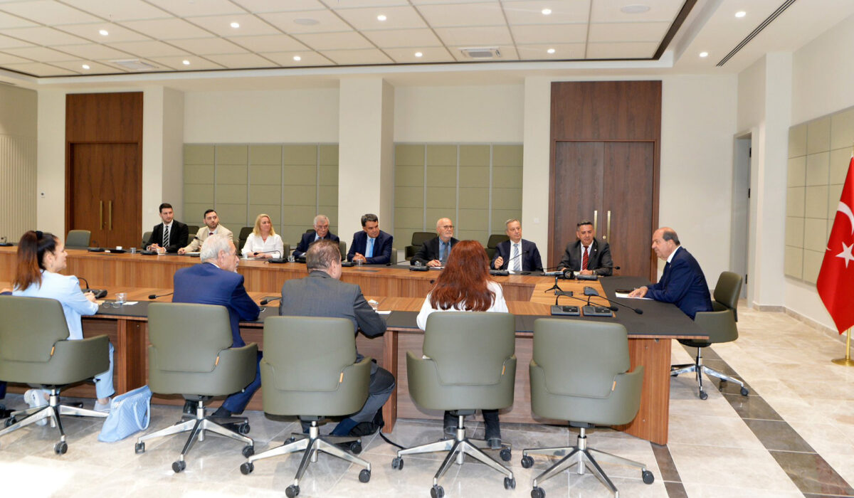 «Πυρά» κυβέρνησης και ΝΔ κατά της Χαριλάου Τρικούπη για το στέλεχος του ΠΑΣΟΚ που πήγε στα Κατεχόμενα