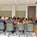«Πυρά» κυβέρνησης και ΝΔ κατά της Χαριλάου Τρικούπη για το στέλεχος του ΠΑΣΟΚ που πήγε στα Κατεχόμενα