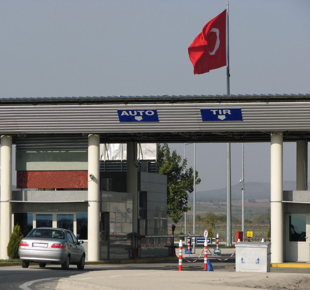 Έβρος: Βρήκαν βαρύ οπλισμό κρυμμένο σε… ψάρια – Το φορτίο ερχόταν από την Τουρκία