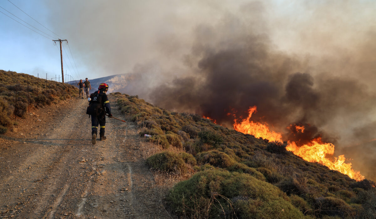 Φωτιά στη Χίο: Τα πρώτα καλά νέα από τα τρία μέτωπα – Χωρίς ρεύμα για 18 ώρες ο Βροντάδος