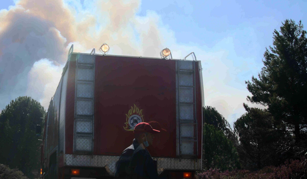 Φωτιά στη Χαλκιδική πυροσβέστης