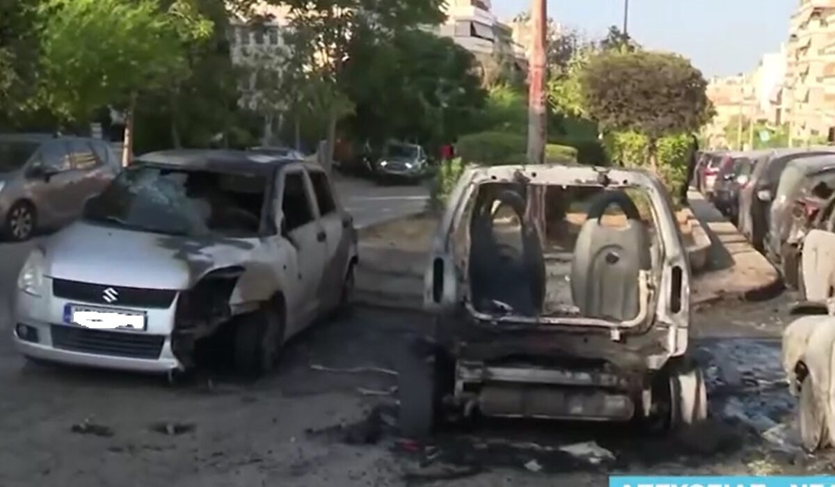 Φωτιά σε οχήματα στη Νέα Σμύρνη – Η στιγμή που τυλίγονται στις φλόγες (βίντεο)