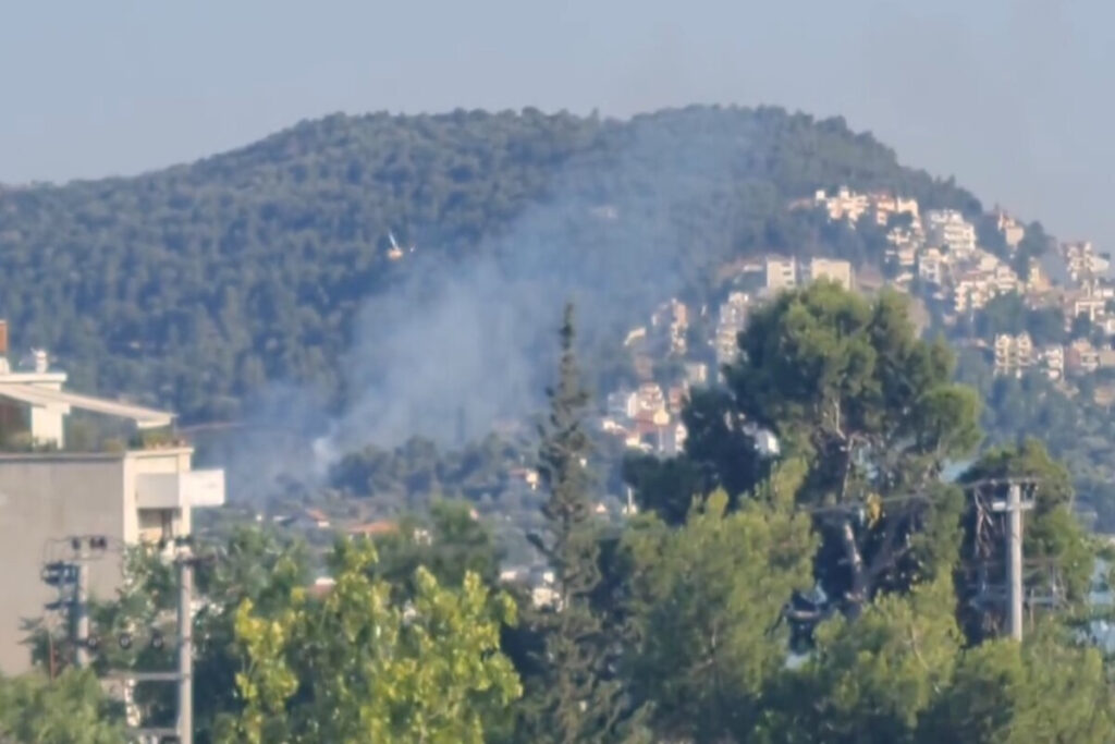 Φωτιά τώρα στην Παιανία: Ήχησε το 112 – Καίει κοντά σε σπίτια