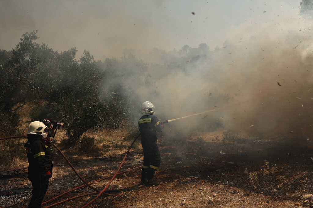 Πυροσβέστες επιχειρούν σε φωτιά στην Παλλήνη