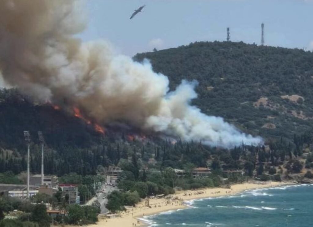 Μαίνεται η φωτιά στην Καβάλα: Έκλεισαν δρόμοι, ήχησε το 112 – Εξετάζεται το ενδεχόμενο εμπρησμού (βίντεο)