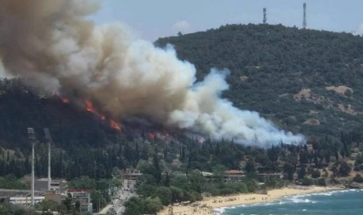 Μαίνεται η φωτιά στην Καβάλα: Έκλεισαν δρόμοι, ήχησε το 112 – Εξετάζεται το ενδεχόμενο εμπρησμού (βίντεο)