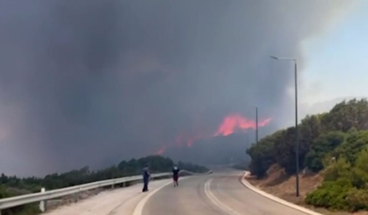Μεγάλη φωτιά στην Παλαιά Φώκαια: Ανάμεσα στα σπίτια οι φλόγες – Οι πρώτες εικόνες