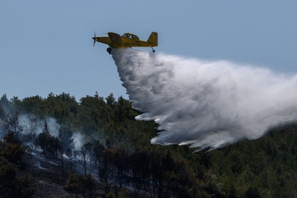 Φωτιά στην Αγία Μαρίνα Νέας Μάκρης – Εκκενώνεται η Βάση του Ναυτικού, μήνυμα 112