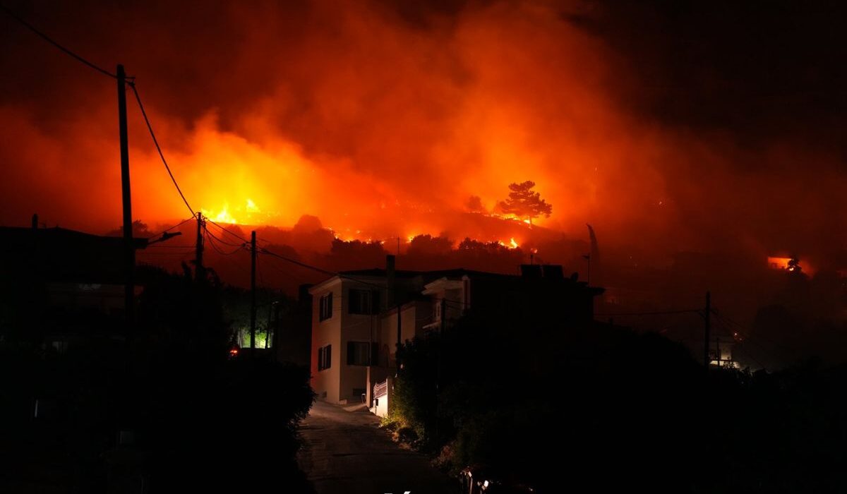 Πύρινη κόλαση στη Χίο: Μαίνεται η μεγάλη φωτιά – Νέο 112  για εκκένωση