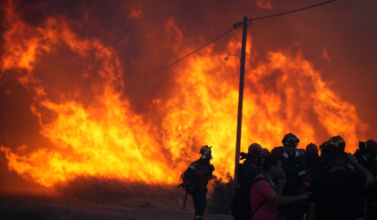 Δύσκολη νύχτα με τη φωτιά στη Χίο – Μάχη με τις φλόγες σε 3 μέτωπα