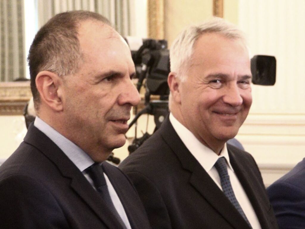Γεραπετρίτης και Βορίδης «αγκομαχούν» στα γκάλοπ