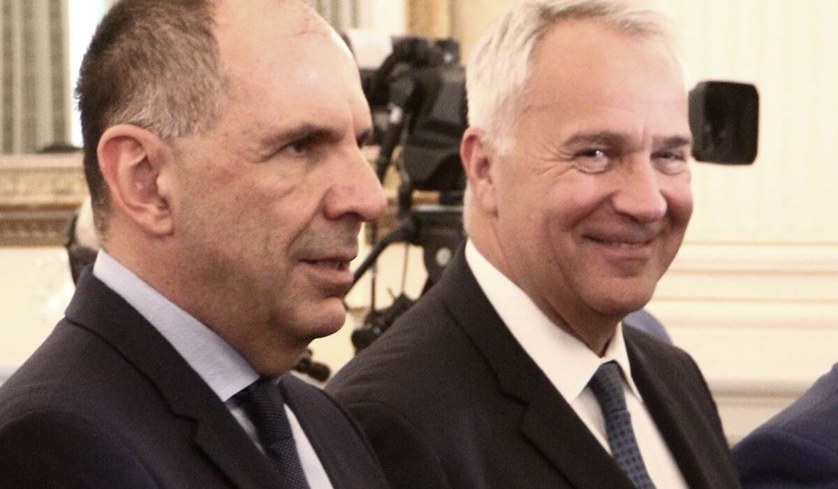 Γεραπετρίτης και Βορίδης «αγκομαχούν» στα γκάλοπ