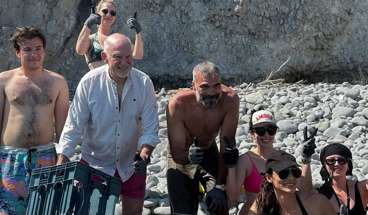 Ο Γιώργος Παπανδρέου μάζεψε σκουπίδια σε παραλία της Αίγινας