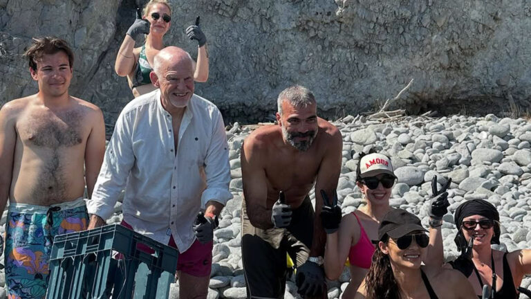 &Omicron; &Gamma;&iota;ώ&rho;&gamma;&omicron;&sigmaf; &Pi;&alpha;&pi;&alpha;&nu;&delta;&rho;έ&omicron;&upsilon; &mu;ά&zeta;&epsilon;&psi;&epsilon; &sigma;&kappa;&omicron;&upsilon;&pi;ί&delta;&iota;&alpha; &sigma;&epsilon; &pi;&alpha;&rho;&alpha;&lambda;ί&alpha; &tau;&eta;&sigmaf; &Alpha;ί&gamma;&iota;&nu;&alpha;&sigmaf;