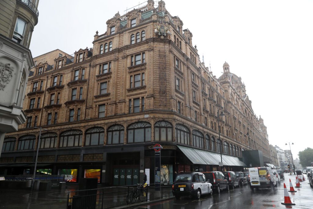 Τα Harrods διεκδικούν μέρος της περιουσίας του al Fayed – Δεκάδες εκατομμύρια οι αποζημιώσεις σε θύματα του μεγιστάνα