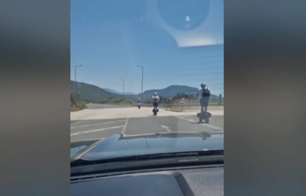 Ταξίδι με… ηλεκτρικά πατίνια:  Απίστευτες εικόνες στην εθνική Ηγουμενίτσας – Πρέβεζας (βίντεο)