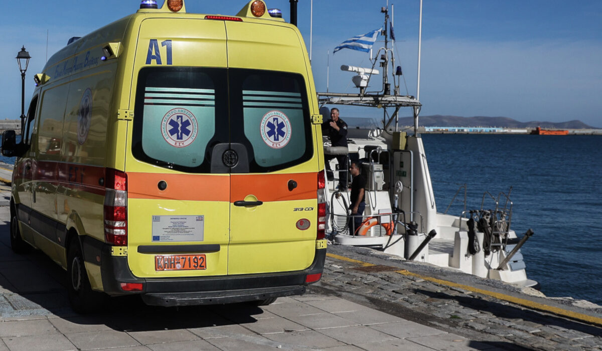 Ηράκλειο Κρήτης ασθενοφόρο σε παραλία θάλασσα