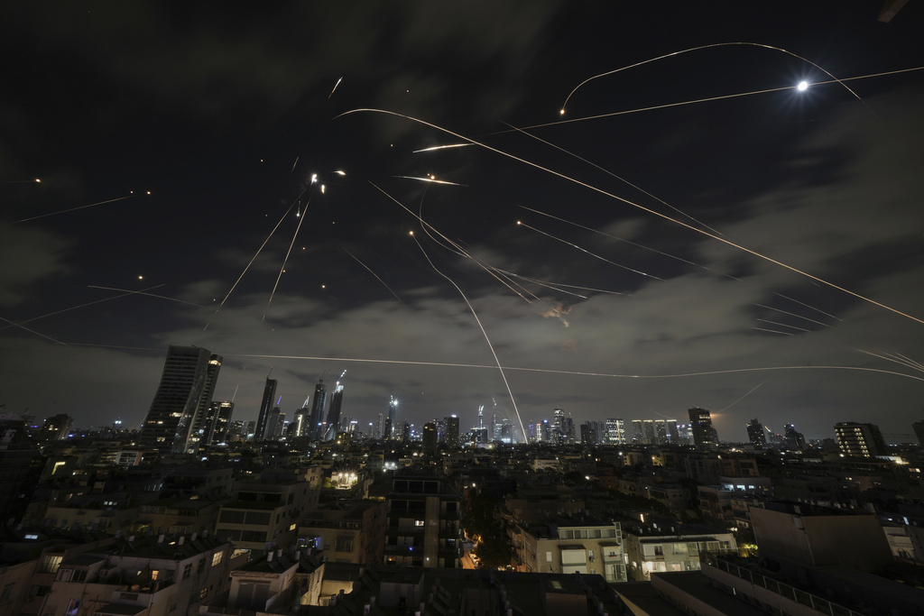 Το Ιράν απειλεί με «καταιγίδα» drones το Ισραήλ – Νεκρός ο Ιρανός αρχηγός του στρατηγείου πολέμου – Live Blog