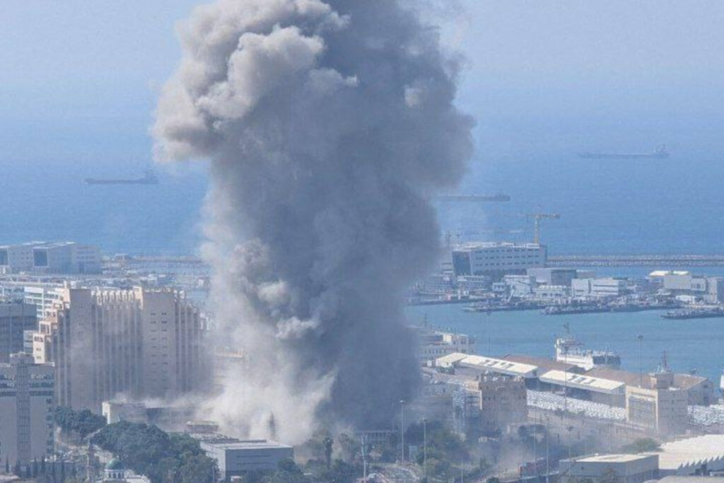 Συγκλονιστικά βίντεο από τον βομβαρδισμό του Ιράν στη Χάιφα: Πανικός στην πόλη – λιμάνι του Ισραήλ