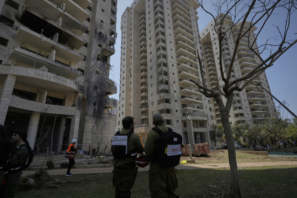 Νέες ισχυρές εκρήξεις σε Τελ Αβίβ και Τεχεράνη: Ιρανικός πύραυλος έπεσε σε λεωφορείο – Live Blog