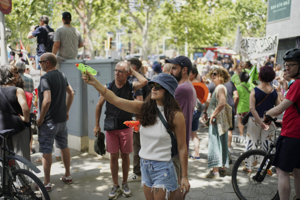 Ισπανοί με νεροπίστολα κατά τουριστών – Διαδηλώσεις στη Βαρκελώνη (Εικόνες, Βίντεο)