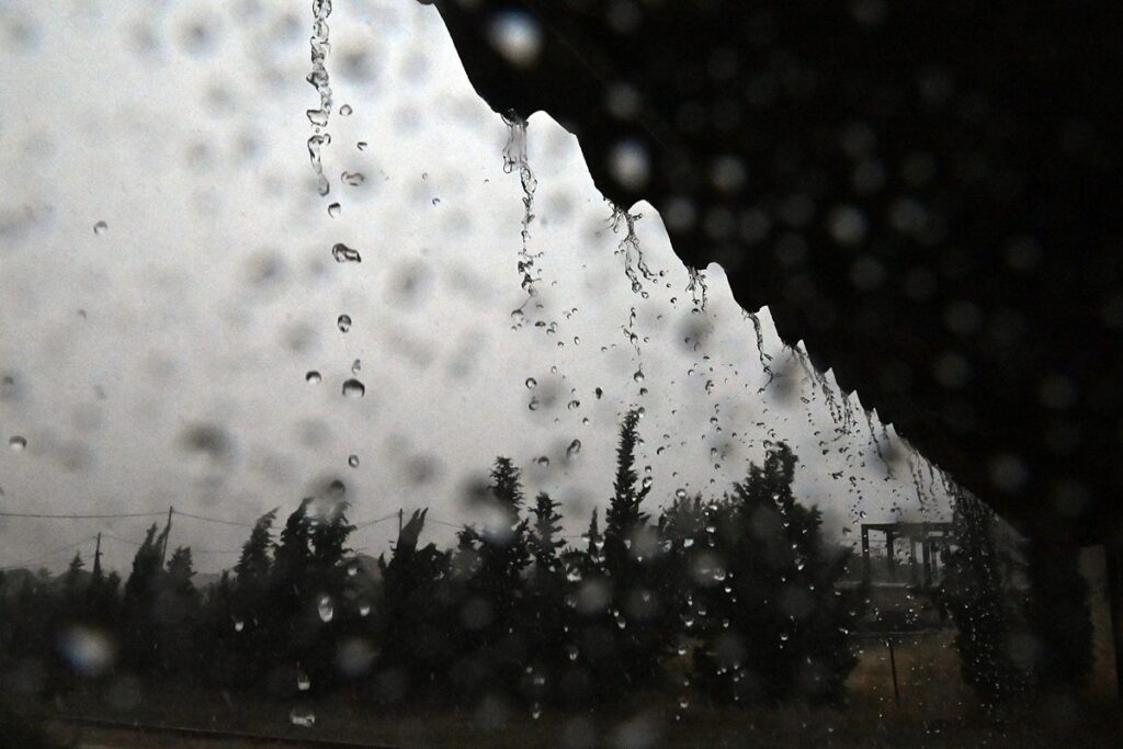 Meteo: Ισχυρές καταιγίδες στην Πελοπόννησο, 57 mm βροχής σε μία ώρα στην Αττική