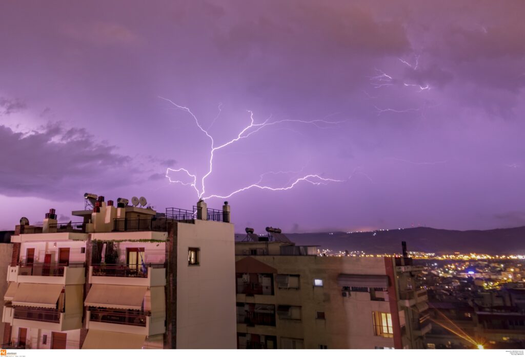 Κακοκαιρία εξπρές με καταιγίδες και κεραυνούς για 30 ώρες