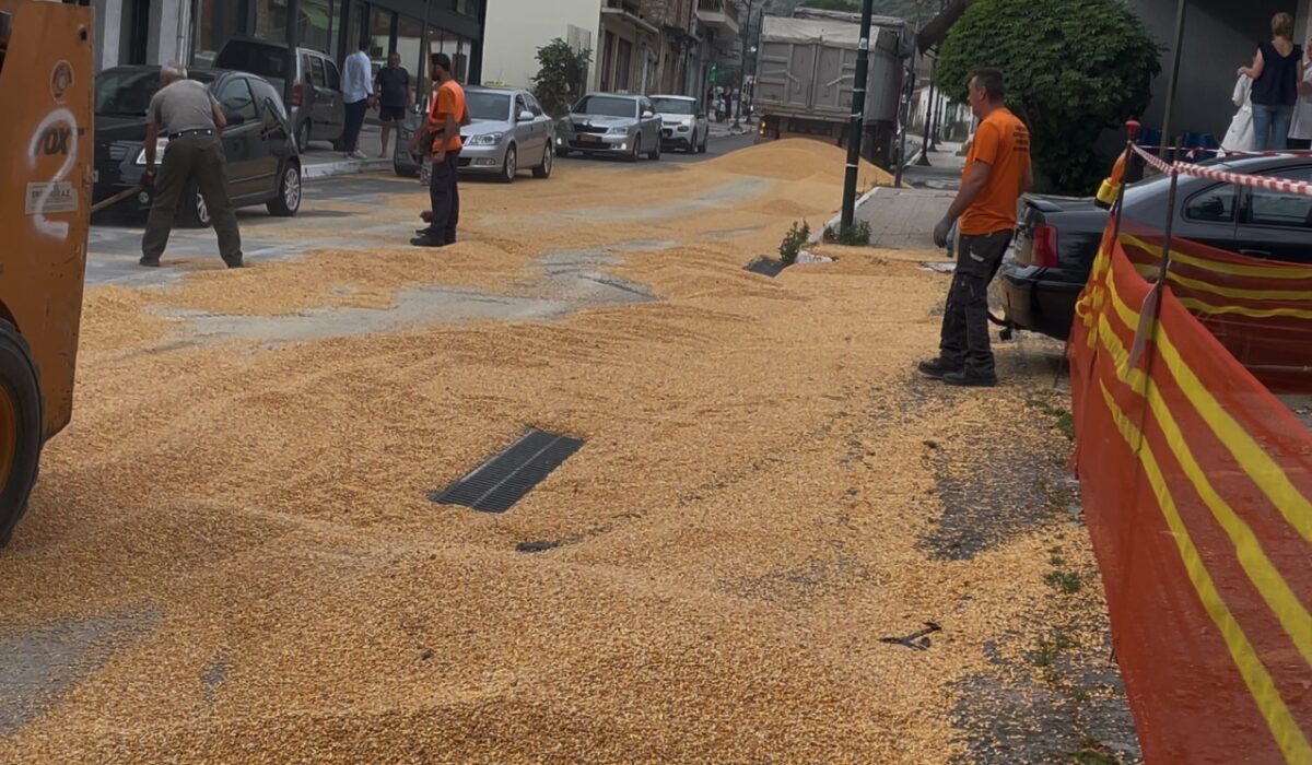 Αμφιλοχία: Φορτηγό «έχασε» καλαμπόκι στον δρόμο – Αποκλείστηκε η είσοδος του Κέντρου Υγείας (βίντεο)