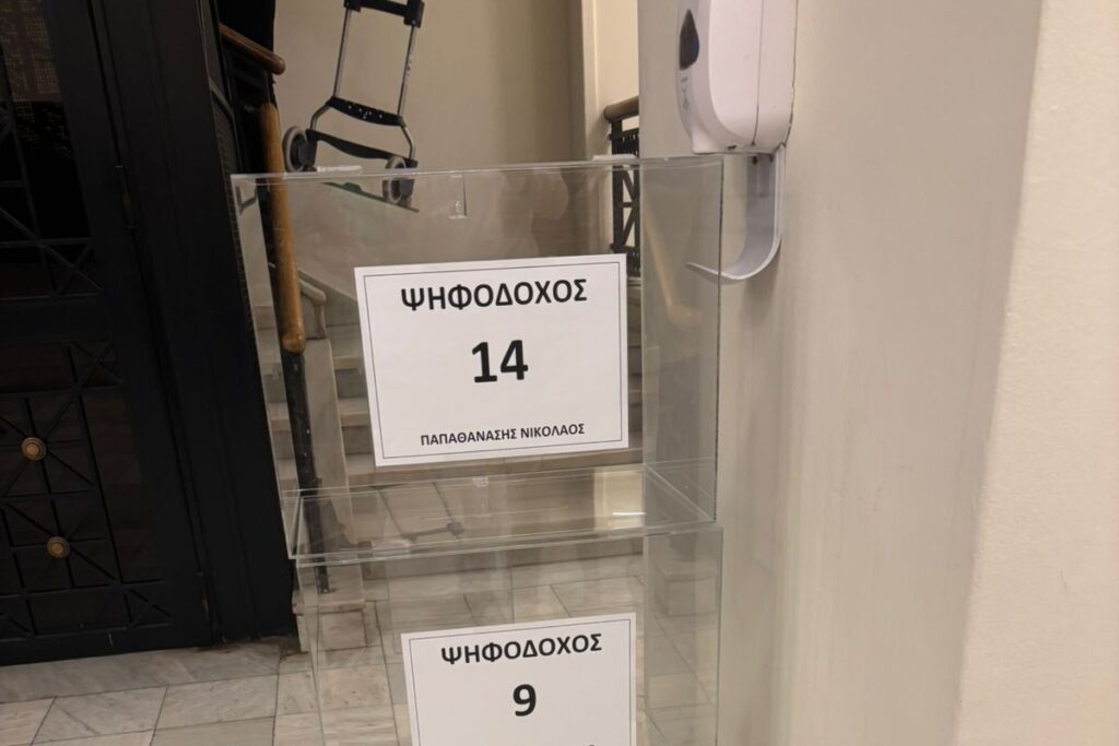 Πήγαν καροτσάκι τις κάλπες για την Προανακριτική (Εικόνες)