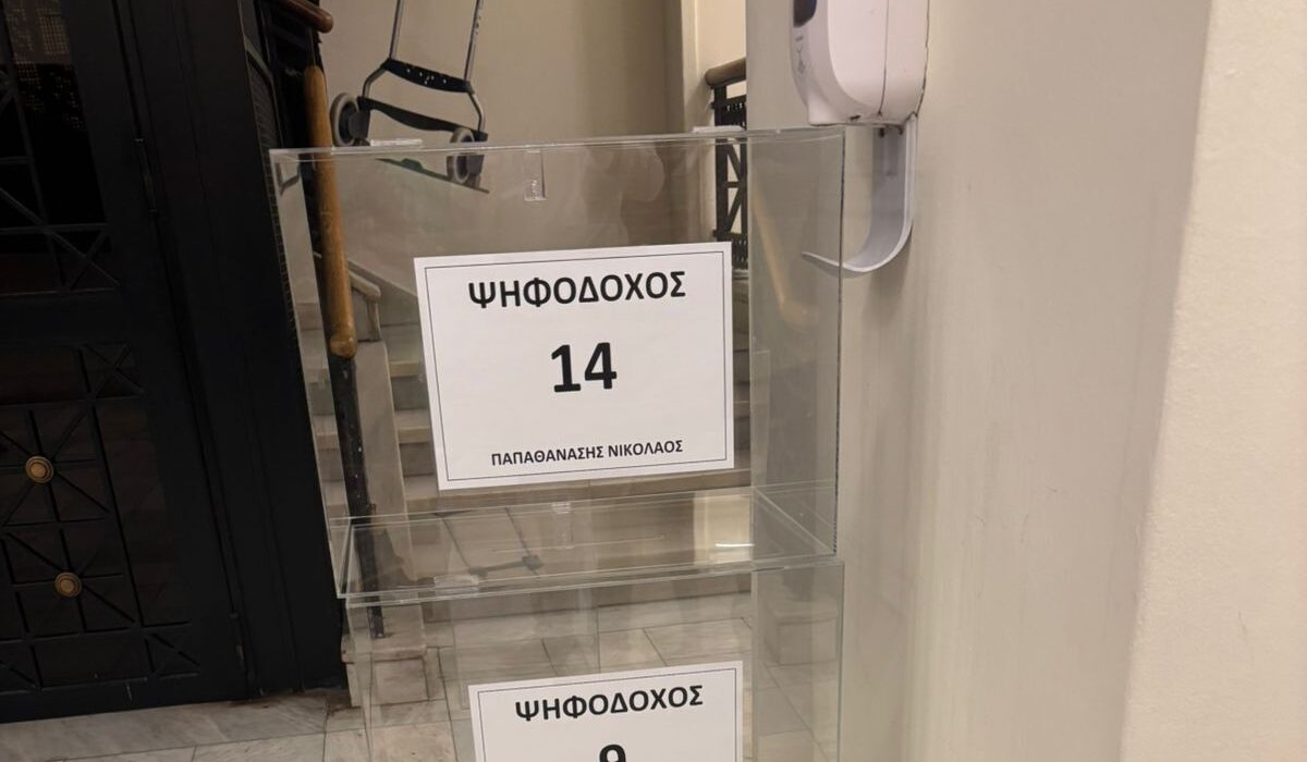 Πήγαν καροτσάκι τις κάλπες για την Προανακριτική (Εικόνες)