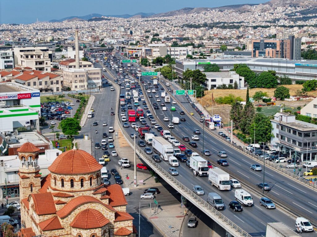 Αδειάζει η Αθήνα για το τριήμερο: Φεύγουν οι τελευταίοι με πλοία και ΙΧ – Καθυστερήσεις προς Λαμία και Ελευσίνα