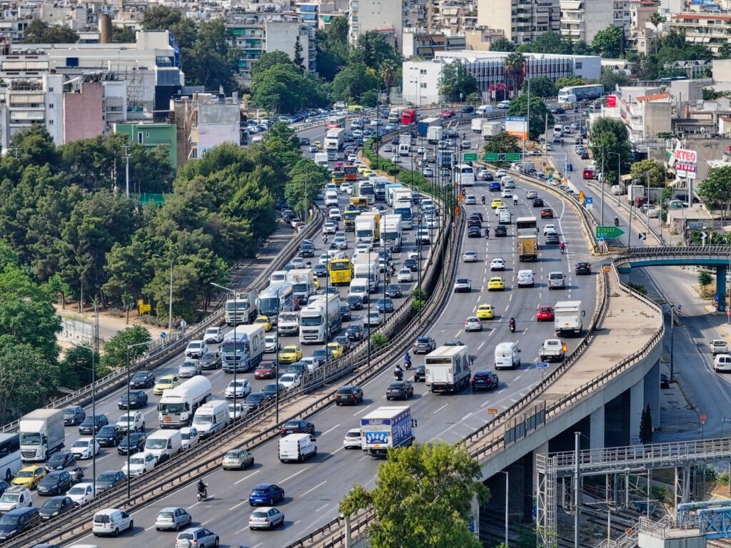Αγίου Πνεύματος: Κίνηση σε Πειραιά και Λ. Αθηνών – Σαλπάρουν γεμάτα τα πλοία