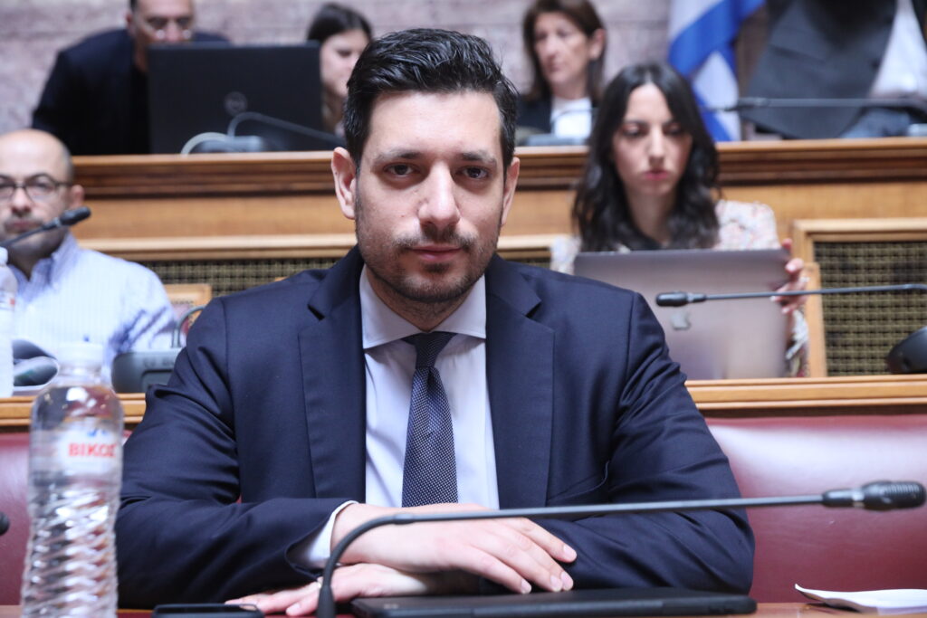 Στα «χαρακώματα» Κυρανάκης και οδηγοί ταξί για τον νέο ΚΟΚ – Αύριο η ακρόαση στη Βουλή
