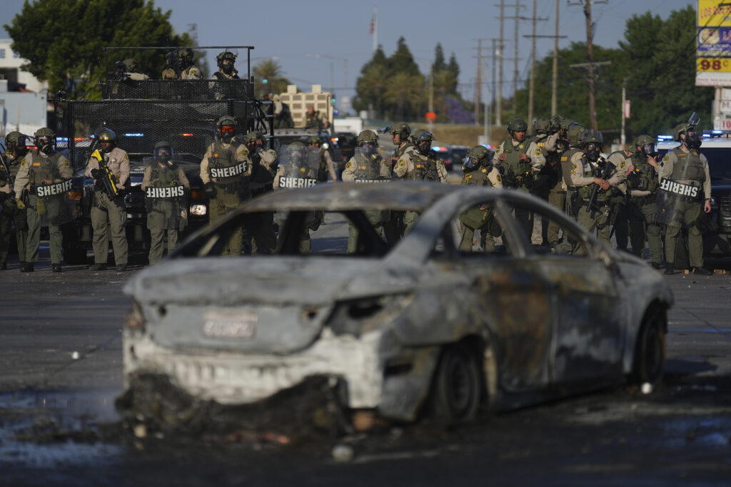 Οργή στο Λος Άντζελες για τις επιχειρήσεις κατά μεταναστών – Ο Τραμπ στέλνει Εθνοφρουρά εν μέσω διαδηλώσεων
