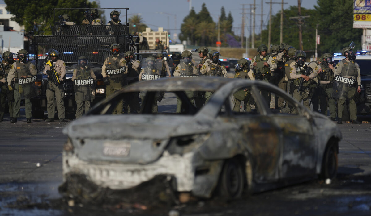 Οργή στο Λος Άντζελες για τις επιχειρήσεις κατά μεταναστών – Ο Τραμπ στέλνει Εθνοφρουρά εν μέσω διαδηλώσεων